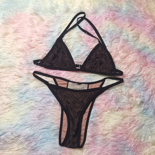 Bikini con Cuello Anudado y Detalles de Encaje en Malla