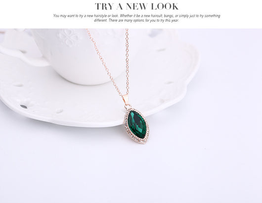 Conjunto de Collar y Aretes de Cristal Brillante - Image 9