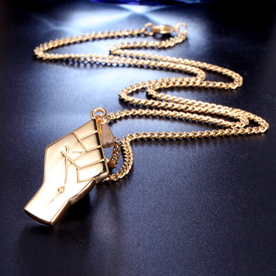 Collar Colgante Puño de Oro en Acero Titanio para Hombre