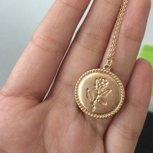 Cadena de Clavícula con Moneda Rosa en Diseño Minimalista