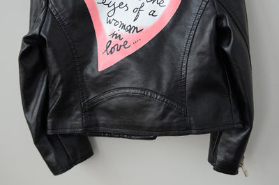 Chaqueta Corta de Cuero PU con Estampado Love para Niñas - Image 11