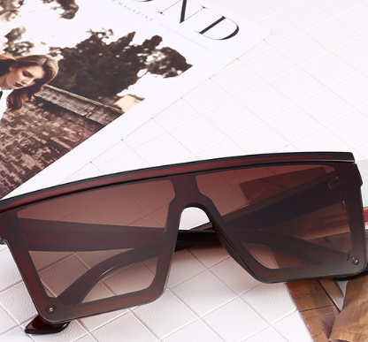 Large-frame square sunglasses with a tortoiseshell pattern frame and gradient brown lenses, shown from front and side. - Image 8