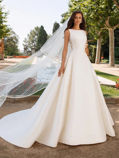 Vestido de Novia Elegante con Encaje Francés y Cola Satinada - Image 5