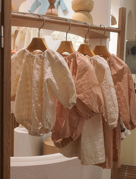 Vestido Infantil Estilo Occidental con Tirantes Bordados - Image 10