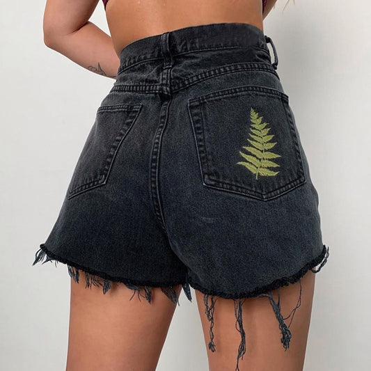 Shorts de Denim Negro Vintage con Bordado y Orilla Cruda