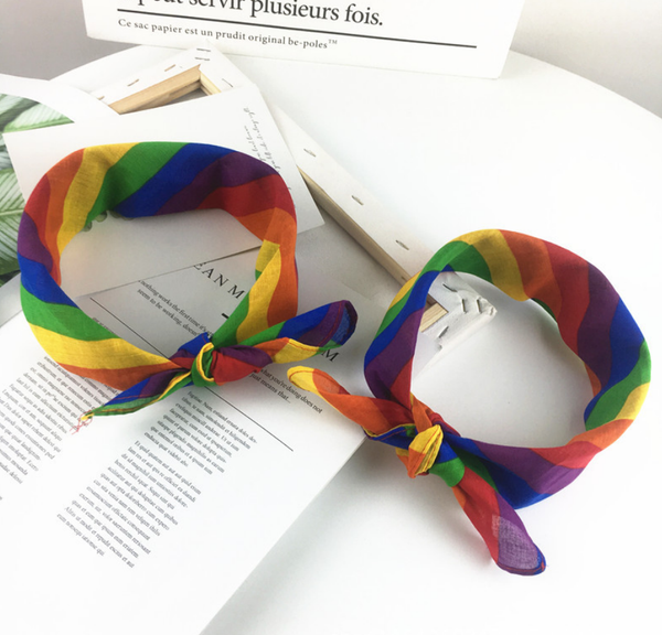Banda deportiva multicolor con encaje y diseño rayado