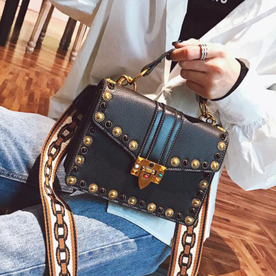 Bolso Cuadrado Pequeño con Tachuelas - Image 4