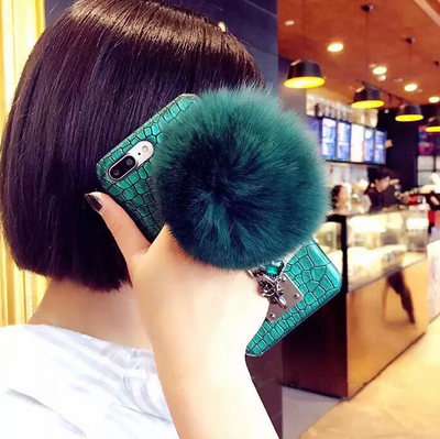 Funda Protectora para Celular con Bola de Pelaje de Zorro y Tachuelas Antigolpes - Image 4