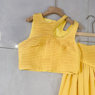 Conjunto Elegante con Chaleco Hueco y Falda Irregular - Image 4