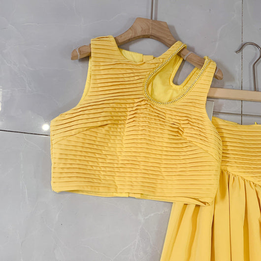 Conjunto Elegante con Chaleco Hueco y Falda Irregular - Image 4