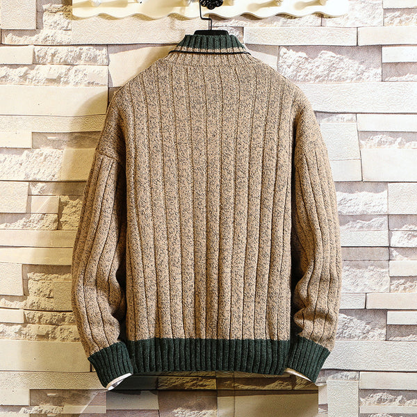 Suéter con Cuello Alzado y Bordados Decorativos