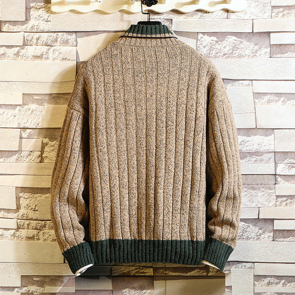 Suéter con Cuello Alzado y Bordados Decorativos