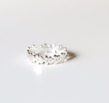Anillo de Plata Hueco con Flor Delicada - Image 6