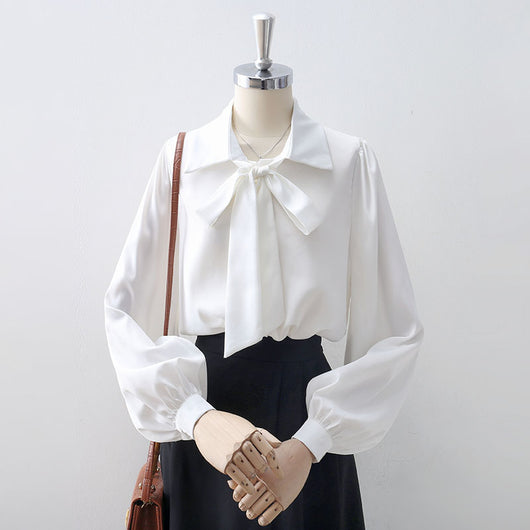 Blusa Blanca con Moño de Satén en Solapa para Mujer