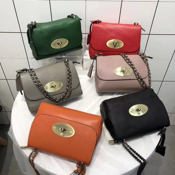 Bolso Bandolera de Cuero con Cadena - Diseño Versátil de Color Sólido