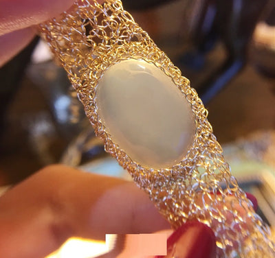 Pulsera de Calcedonia Blanca Natural con Alambre de Oro 14K - Image 7