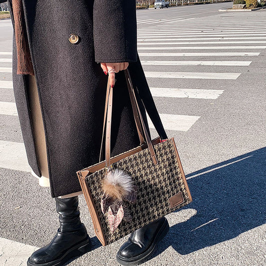 Bolsa Cuadrada Pequeña con Colgante de Seda Estampado Pata de Gallo