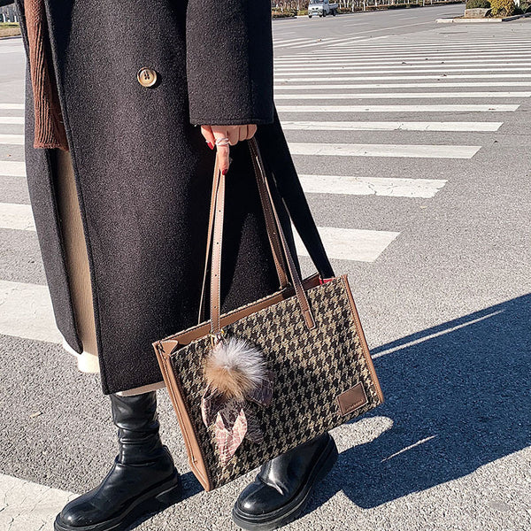 Bolsa Cuadrada Pequeña con Colgante de Seda Estampado Pata de Gallo