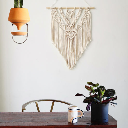 Tapiz Bohemio con Patrones Tejidos y Joyería Minimalista - Image 9