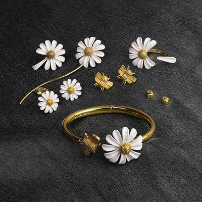 Aretes de Margarita Delicados - Conjunto de Joyería Floral - Image 3