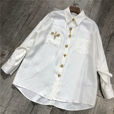 Blusa Blanca con Rayas y Logo Dorado en Acetato Imitación