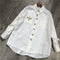 Blusa Blanca con Rayas y Logo Dorado en Acetato Imitación