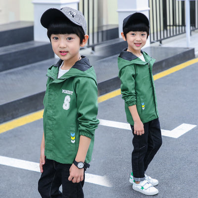 Abrigo Tipo Trench Infantil con Estampado de Letras