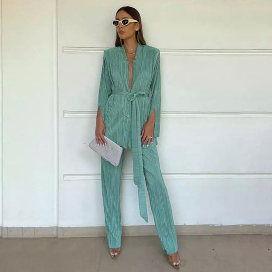 Traje de Dos Piezas con Camisa de Cordones y Pantalón Plisado - Image 9