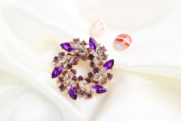 Broche Floral de Cristal con Incrustaciones de Diamantes