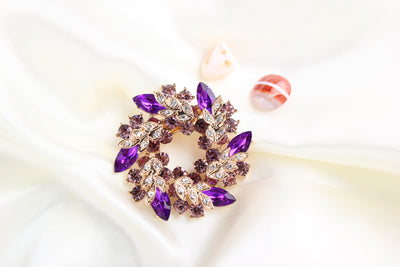 Broche Floral de Cristal con Incrustaciones de Diamantes