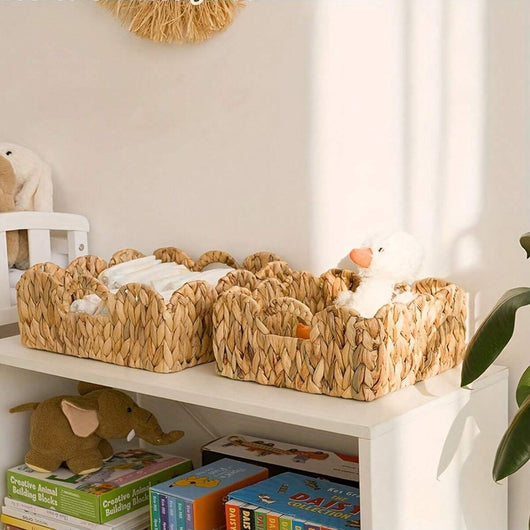 Canasta Tejida Decorativa con Asas de Madera y Flores de Ratán - Image 3