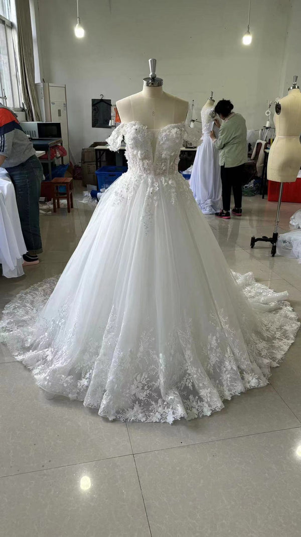 Vestido de Novia Minimalista con Hombros Descubiertos - Image 6