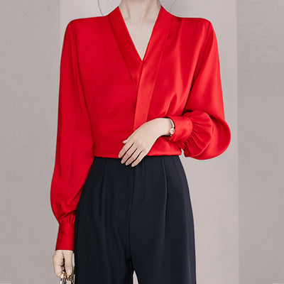 Blusa de Seda Rojo Satinado con Escote V y Detalles en Gasa - Image 6