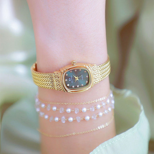 Reloj de Pulsera Dorado Minimalista - Lujo Accesible con Estilo Contemporáneo - Image 4