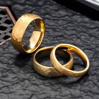 Anillo de Tungsteno Carburo Chapado en Oro con Textura Martillada para Hombre y Mujer