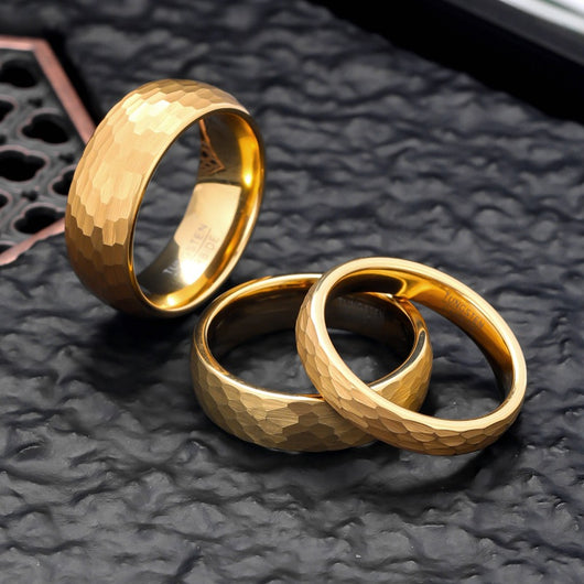 Anillo de Tungsteno Carburo Chapado en Oro con Textura Martillada para Hombre y Mujer
