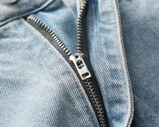 Shorts de Mezclilla Desgastados con Cortes y Detalles Felino - Image 7