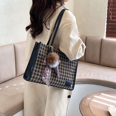 Bolsa Cuadrada Pequeña con Colgante de Seda Estampado Pata de Gallo - Image 9