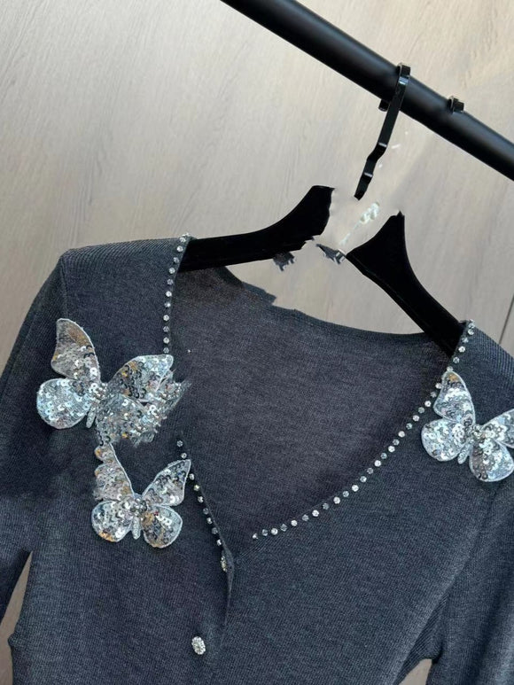 Cardigan de Lana Ajustado con Hebilla de Diamantes y Pliegues Elegantes