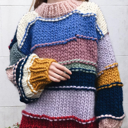 Cardigan Tejido a Mano con Rayas Arcoíris y Contraste de Colores