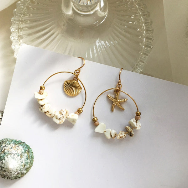 Aretes Estrella de Cinco Puntas en Metal Salvaje con Concha Marina