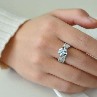 Anillo de Moissanita para Mujer con Sello de Amor en Plata y Oro