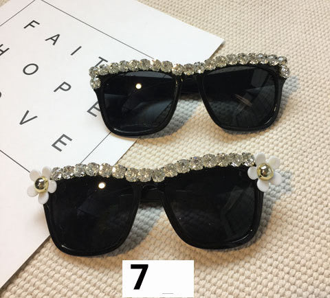 White round sunglasses with daisy flower embellishments on the frames and dark gradient lenses. - Image 41