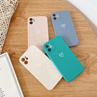 Funda para teléfono pintada a mano con diseño de amor - Image 3