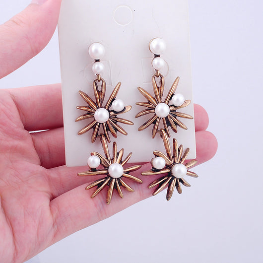 Aretes de Perla y Aleación - Diseño Floral Elegante - Image 3