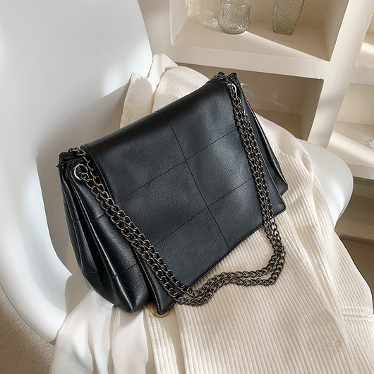 Bolso de Hombro en Cuero Suave con Detalles Bordados