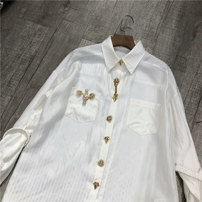 Blusa Blanca con Rayas y Logo Dorado en Acetato Imitación - Image 7