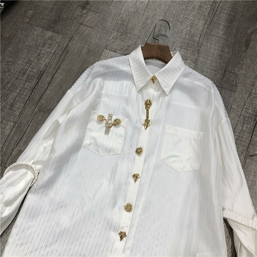 Blusa Blanca con Rayas y Logo Dorado en Acetato Imitación - Image 7