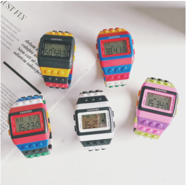 Reloj Digital con Diseño de Bloques de Construcción - Image 2