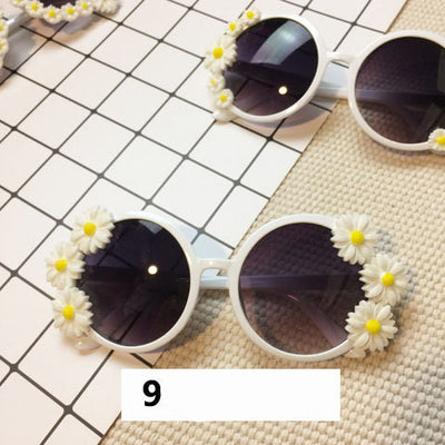 White round sunglasses with daisy flower embellishments on the frames and dark gradient lenses. - Image 33